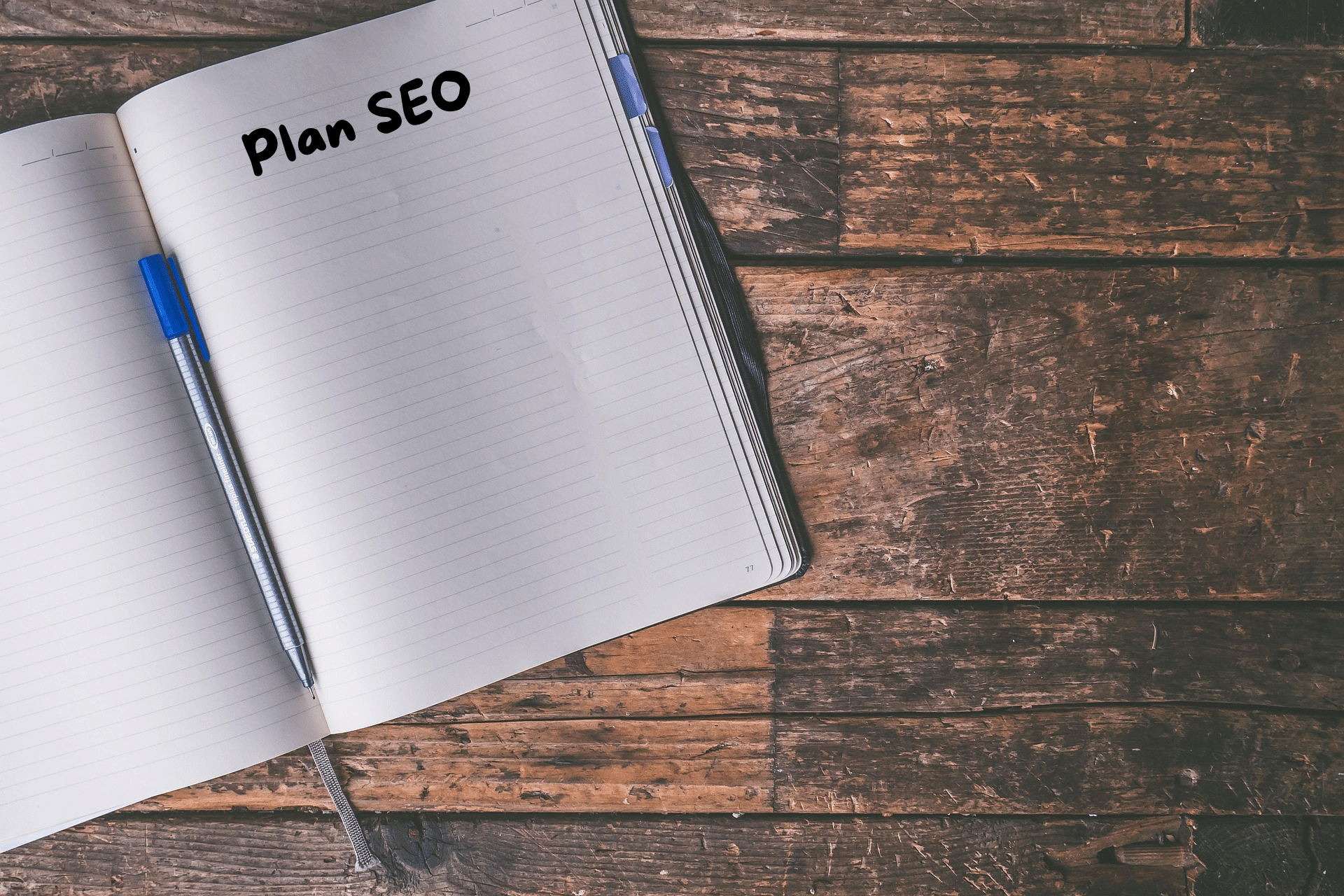 cahier ouvert sur une table avec écrit "plan seo".
